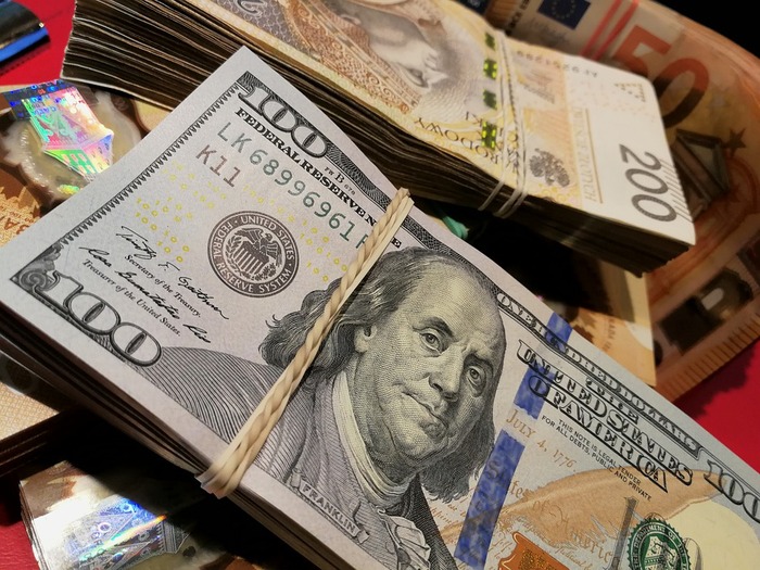 2022: dolar tańszy niż 4 zł, euro za 4,40 zł?