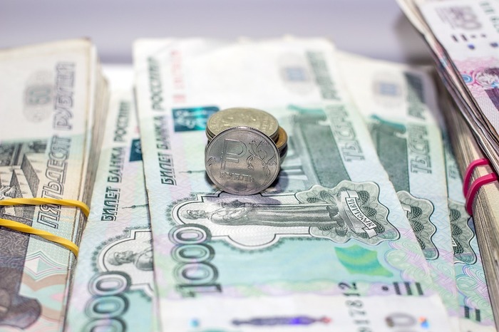 Rosyjski rubel przegrywa z sankcjami