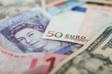 Dolar i waluty surowcowe zyskują po EBC