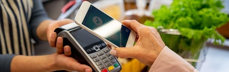 Niemal 6 mln Polaków chce zapłacić smartfonem w Black Friday
