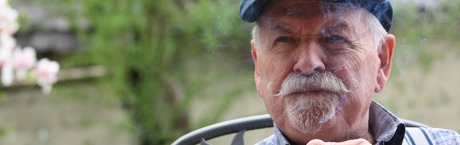 Seniorzy czerpią wiedzę o finansach z telewizji