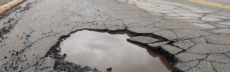 Uwaga, dziura w drodze! Z Pakietem OC w LINK4 otrzymasz szybką pomoc, gdy uszkodzisz oponę