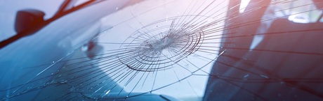 Uwaga, kamień leci spod kół! Sprawdź zalety ubezpieczenia szyb