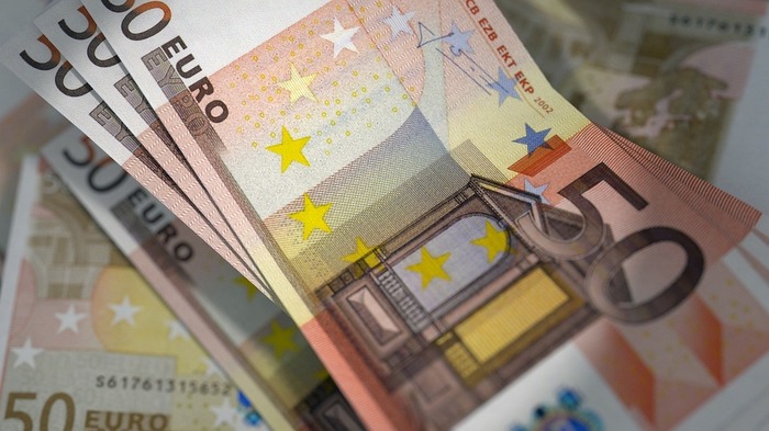 Dlaczego euro spadło poniżej 4,50 zł?
