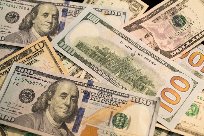 Mocna amerykańska gospodarka równa się mocny dolar