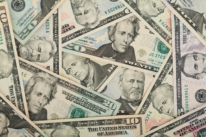 Mocny PKB USA wspiera dolara, złoty pozostaje odporny Mocny PKB USA wspiera dolara, złoty pozostaje odporny