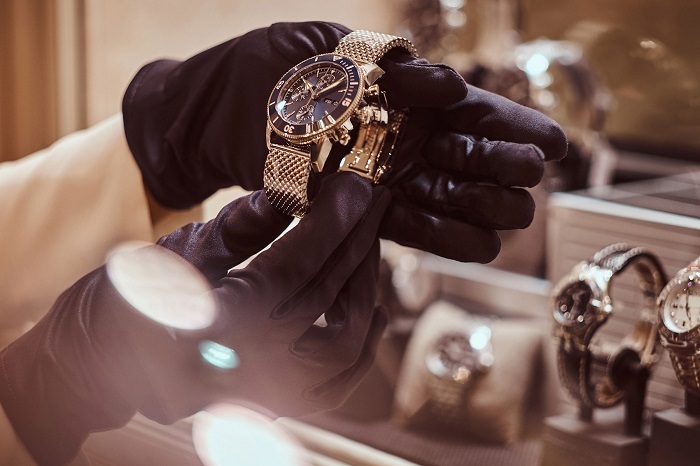 Towary luksusowe - rośnie sprzedaż zegarków i biżuterii
