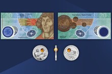 Banknot polimerowy i srebrna moneta z okazji 550. urodzin Mikołaja Kopernika