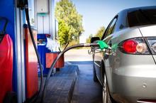 Ceny paliw spadają - mogą być niższe nawet o 50 groszy za litr