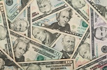 Mocny PKB USA wspiera dolara, złoty pozostaje odporny