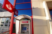 Santander transformuje sieć bankomatów i wpłatomatów